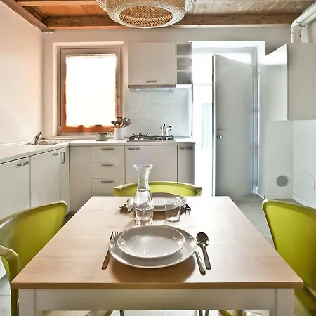 Apartment Caseospitali - Caramelli, Bilocale Per 3 In Corte In Centro Storico *